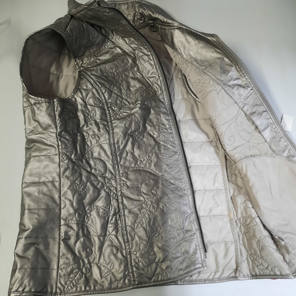 Onque Casual Vest Womens Medium Silver Faux Leather Sleeveless Zip Front - Picture 7 of 7